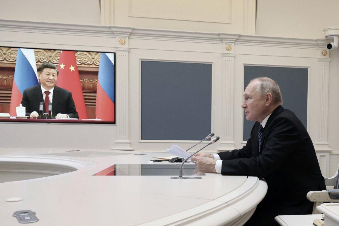Putin and Xi Hold Talks Against Mounting Crisis in the Backdrop