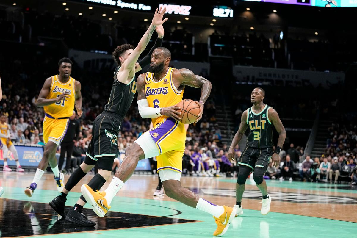 James Pours in 43 as Lakers Hold Off Hornets, 121–115