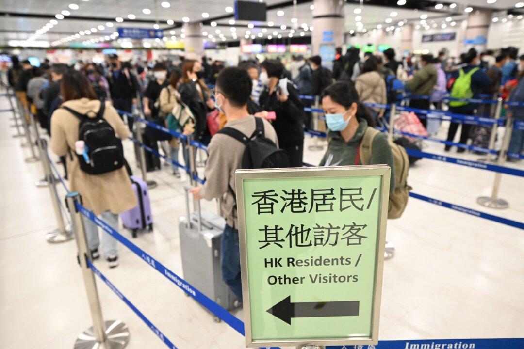 Over 100,000 People Cross Hong Kong-China Border After COVID-19 Restrictions Lifted