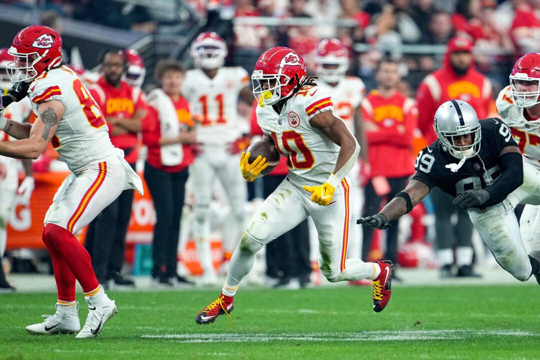Chiefs Blast Raiders, Clinch No. 1 Seed in AFC