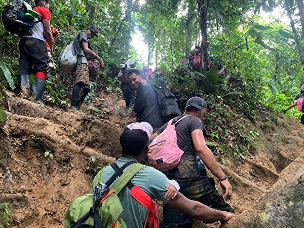 Traveling Across 10 Countries, Young Chinese Man and Family Flee to US for Freedom