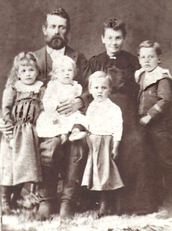 Family portrait of Wiley and Sarah Haines with their children, (L to R) Mary, Wiley Jr., Rhalls, and John, in 1900. (Courtesy of J.D. Haines)