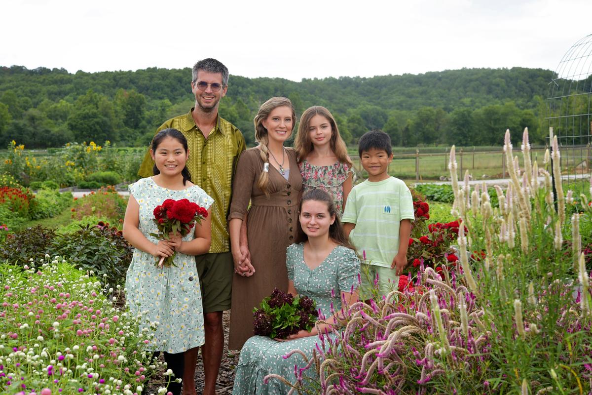Clockwise from L: Ella, Jere, Emilee, Malia, Cyan, and Sasha Gettle. (Baker Creek Heirloom Seed Co./RareSeeds.com)
