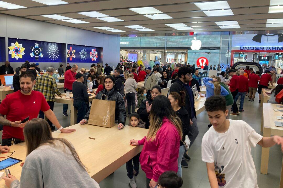 US Retail Sales Push Higher, Beating Forecasts Due to One-Time Factors