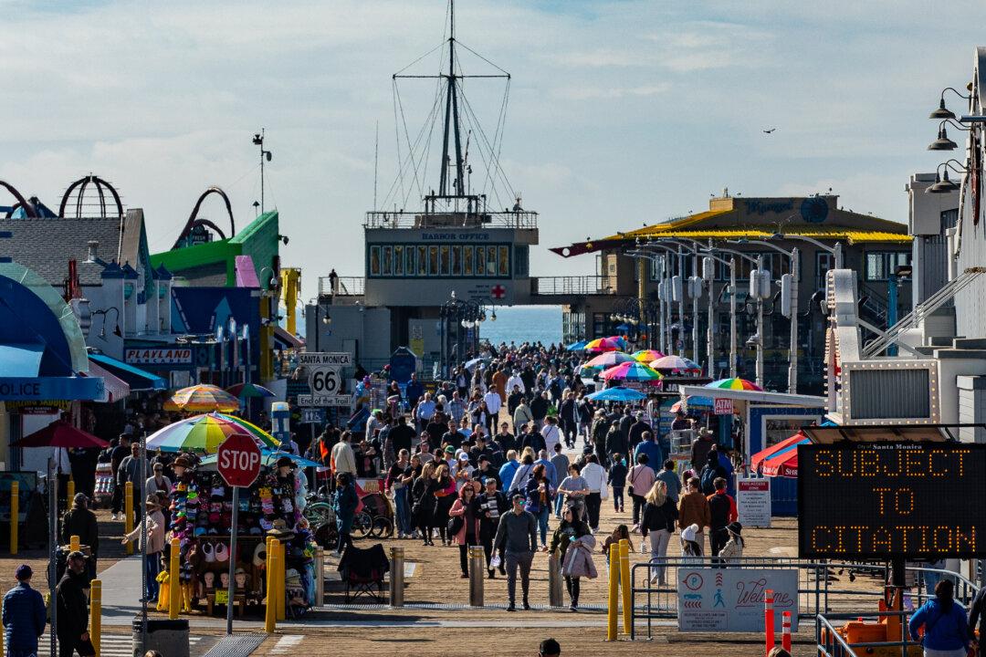 2 Men Injured, 5 Men Arrested in Fight Near Santa Monica Pier