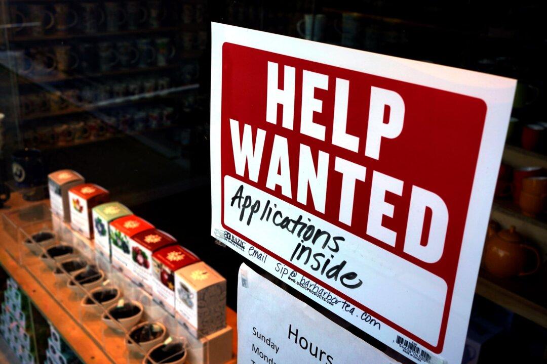 Fewer Americans File for Jobless Benefits Last Week