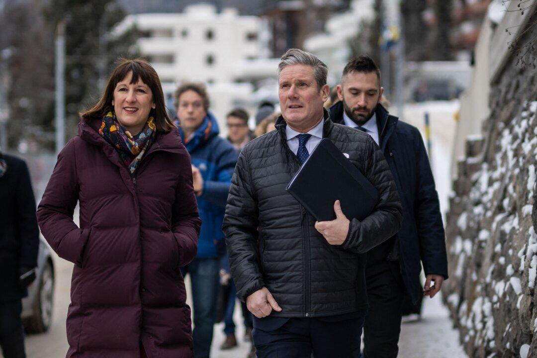 Starmer Criticises Sunak for Davos No-Show and Calls for ‘Clean Power Alliance’