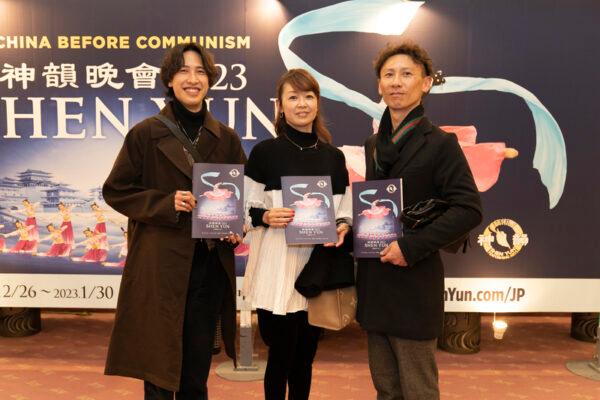 Mr. Kubo Hiroshi (R), a social dance teacher, attends Shen Yun Performing Arts at the Kawaguchi Comprehensive Cultural Center Lilia with his dance teacher wife Mrs. Kubo Mie, and his son Mr. Kubo Yusuke in Kawaguchi, Japan, on Jan. 19, 2023. (Fujino Takeshi/The Epoch Times)