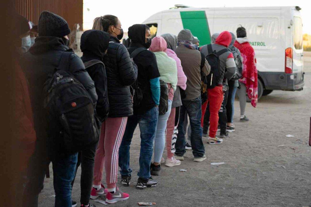 Record-High 250,000 Illegal Immigrant Encounters Across US–Mexico Border in December 2022: CBP