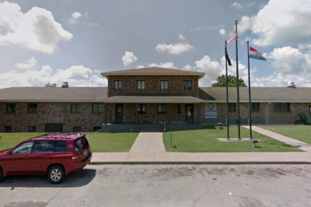 Missouri Inmates Remove Sink, Climb Through Wall to Freedom