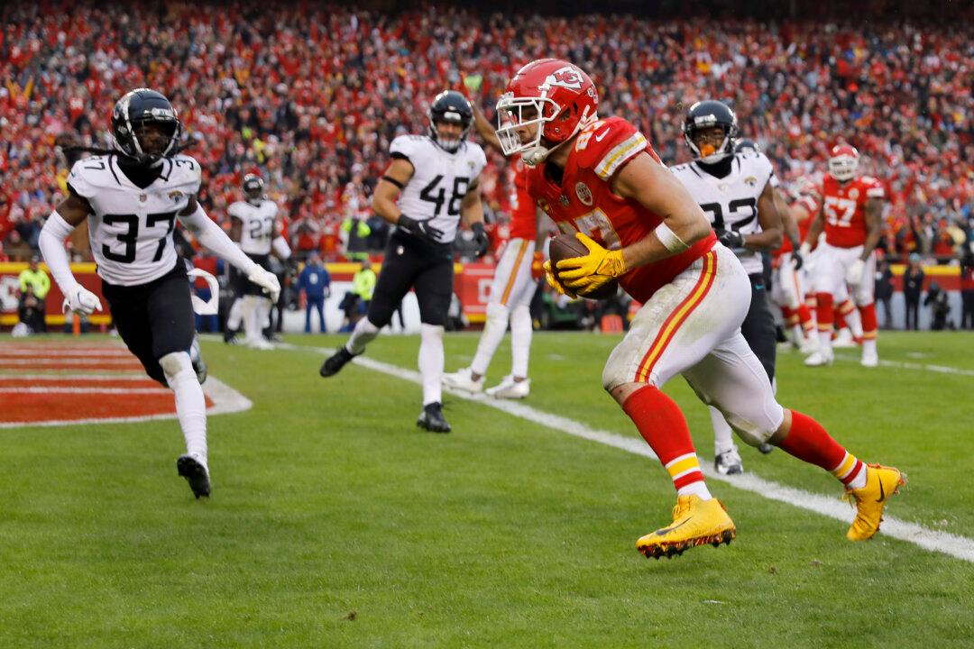 Chiefs, Led by Hobbled Mahomes, Beat Jags 27–20 in Playoffs