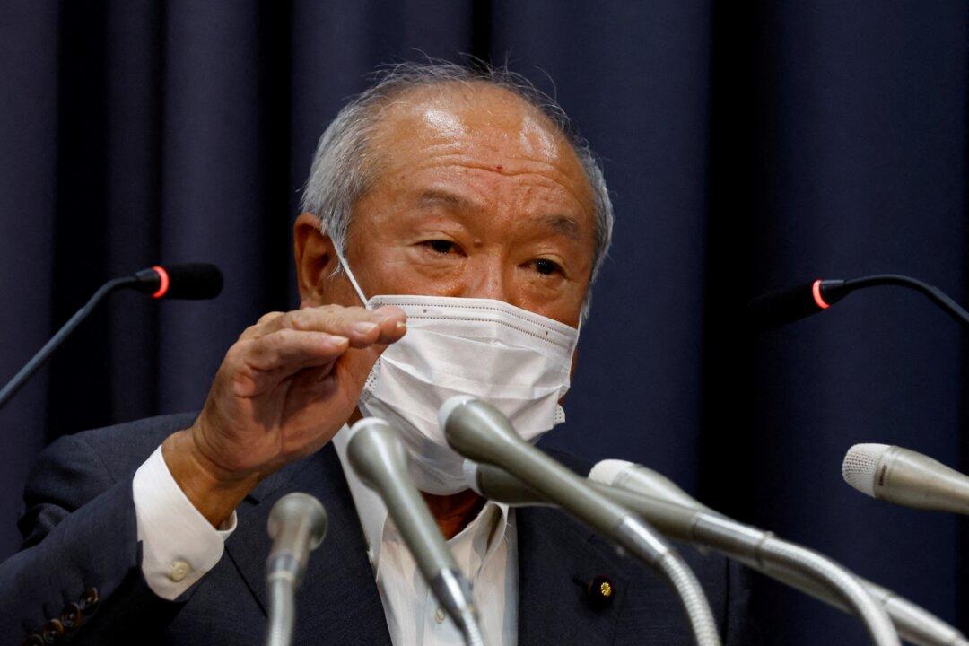 Japan Warns of Dire Finances as BOJ Struggles to Contain Yields