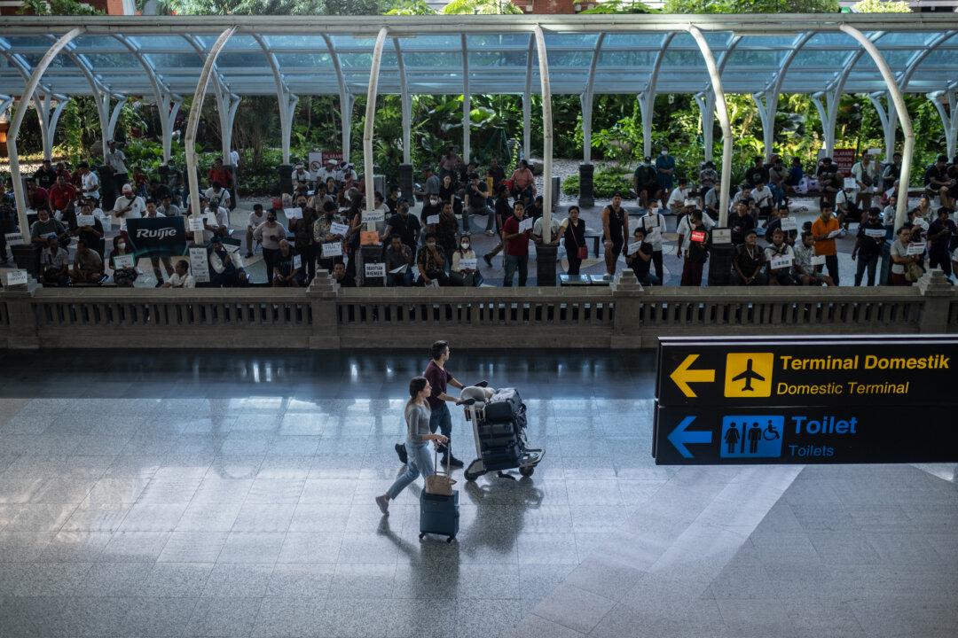Over 200 Travelers From China Arrive in Bali on First Flight in 3 Years