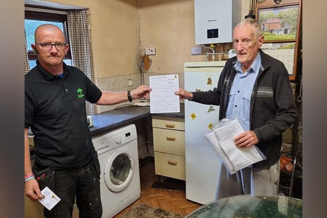 Kindhearted Plumber Helps Install a Free Boiler for Cancer-Stricken Elderly Man