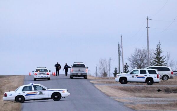 RCMP officers respond to an incident near Cochrane, Alta., on March 11, 2016. (The Canadian press/Mike Ridewood)