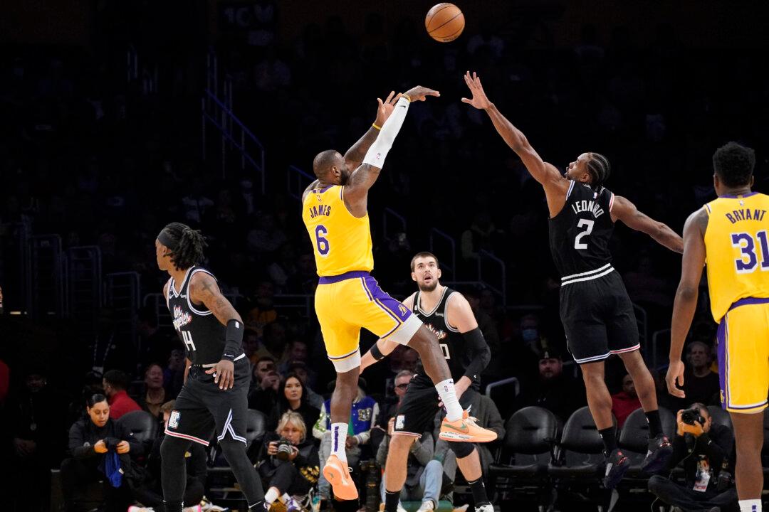 LeBron Scores 46 Points With 9 3s, but Clippers Rout Lakers