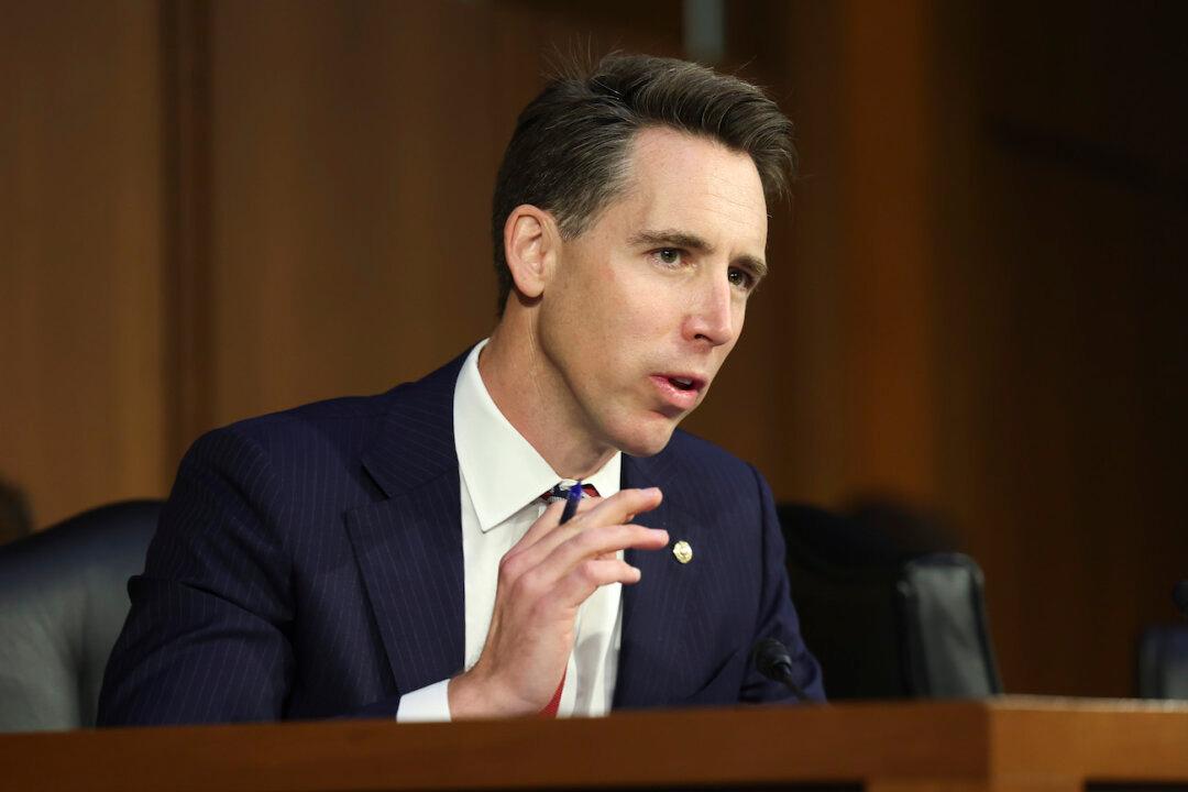 Hawley to Introduce Bill to Revoke China’s ‘Sweetheart’ Trade Status