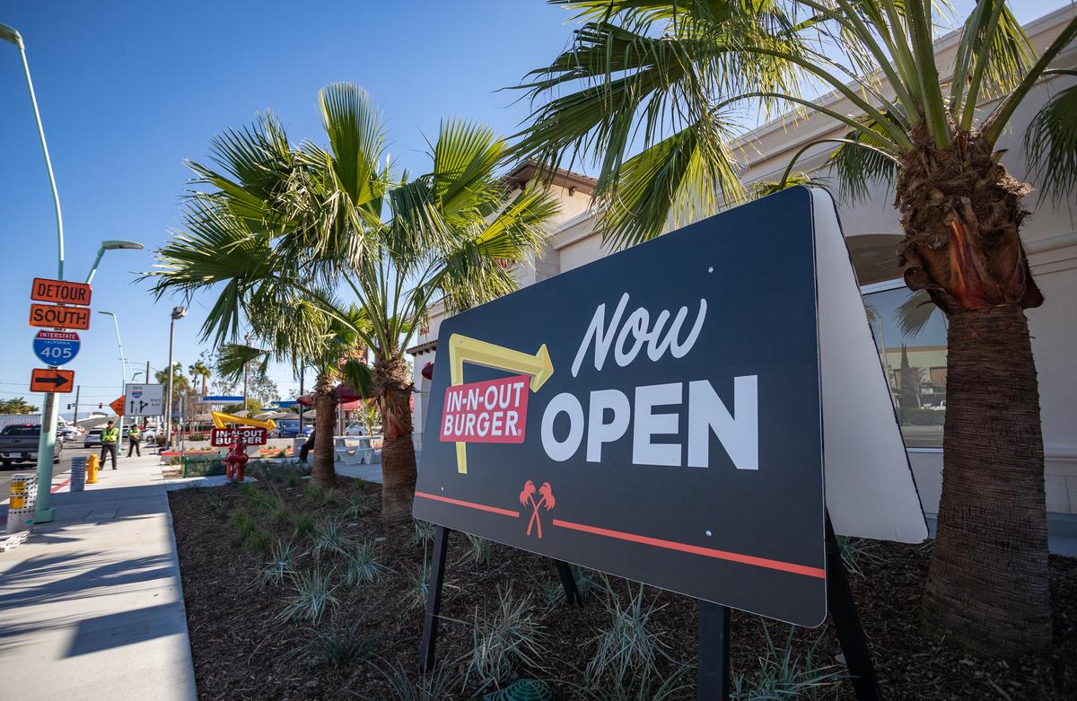 Long Lines at In-N-Out’s New Spot in Huntington Beach