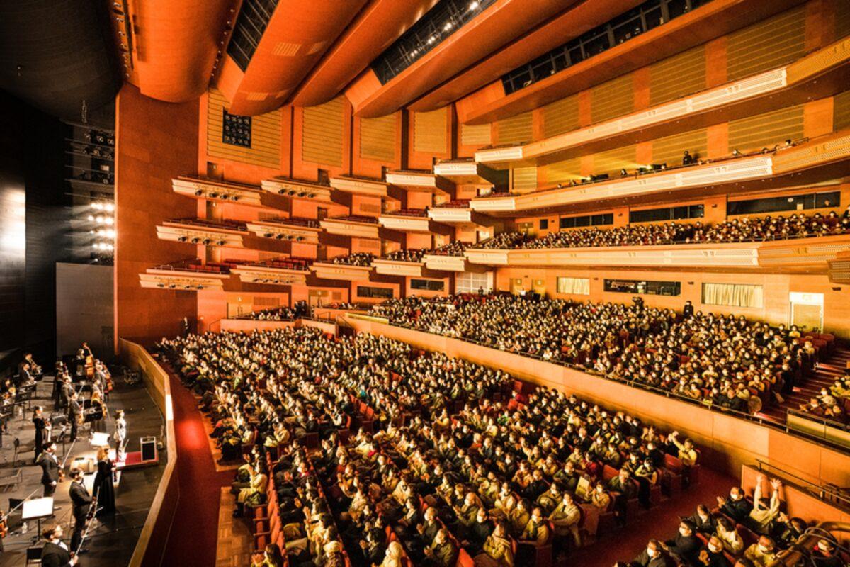 Shen Yun Performing Arts World Company’s curtain call at the Aichi Prefectural Art Theater in Nagoya, Japan, on Jan. 28, 2023. (Annie Gong/The Epoch Times)