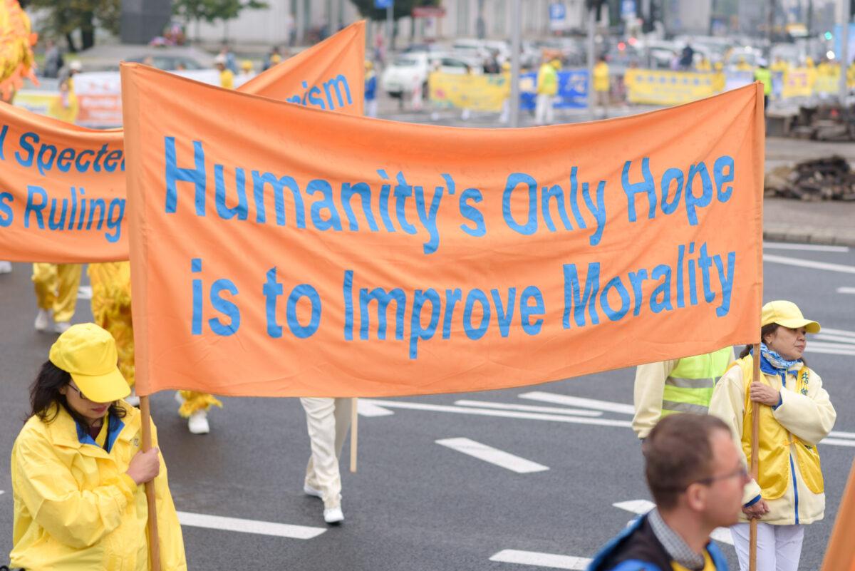 Falun Dafa practitioners march through the center of Warsaw, Poland, on Sept. 9, 2022. (Mihut Savu/The Epoch Times)