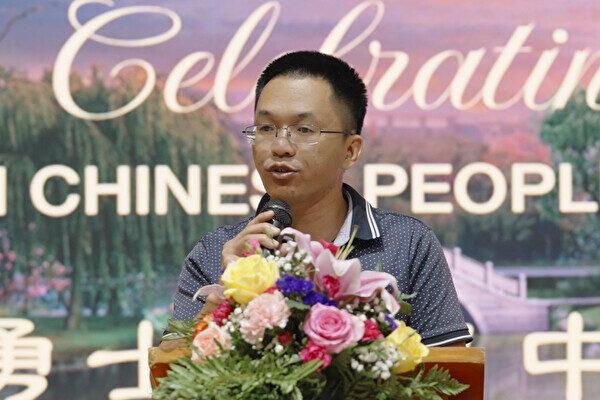 Hu Shaoping speaks at Mid-Autumn Festival Banquet in New York on Sept. 5, 2022. (NTD)
