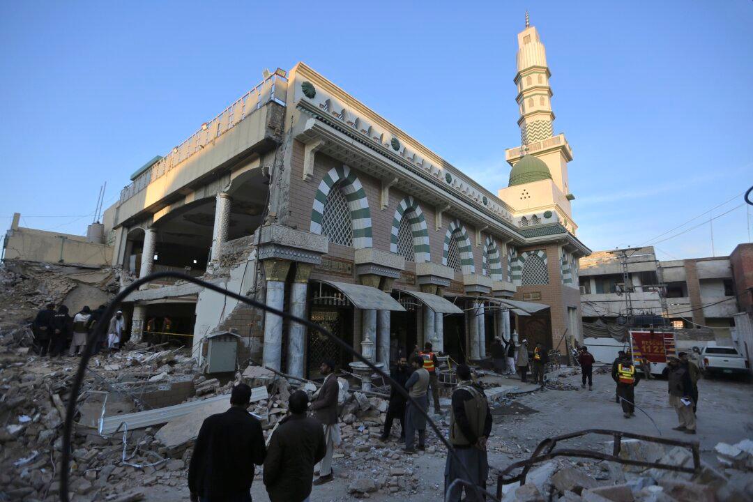 Militant Who Killed 101 at Pakistan Mosque Wore Uniform