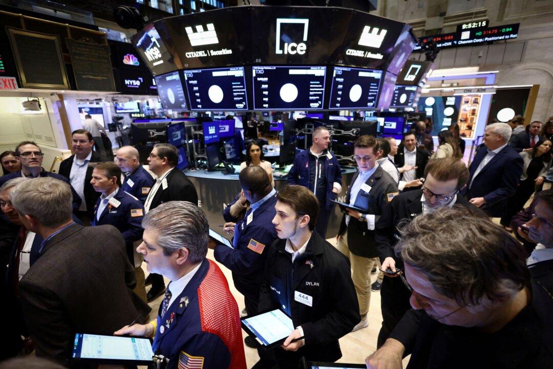 Wall Street Edges Lower on Rate Hike Worries