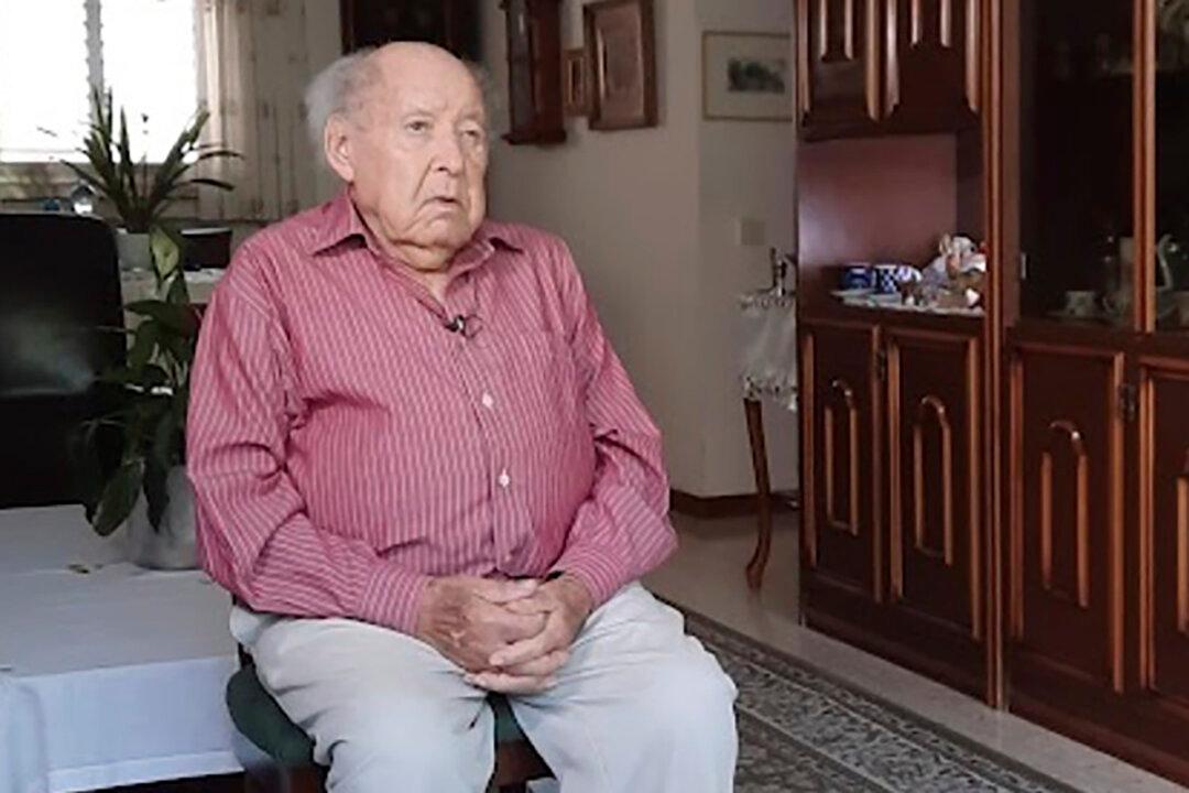 Shlomo Perel, Holocaust Survivor, Film Subject, Dies at 98