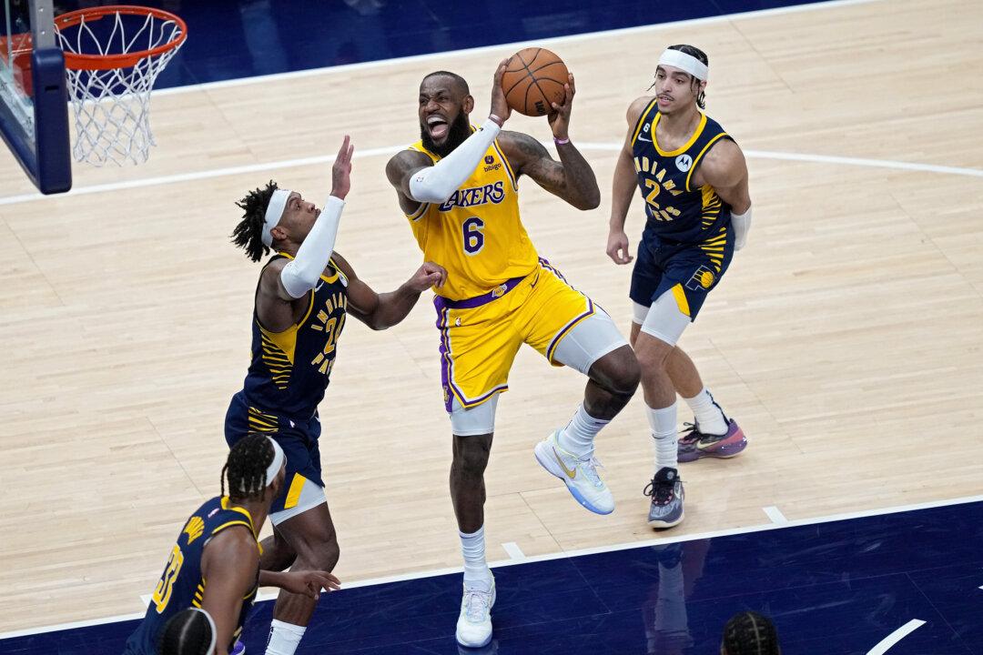 James Closes in on Scoring Record, Lakers Rally Past Pacers