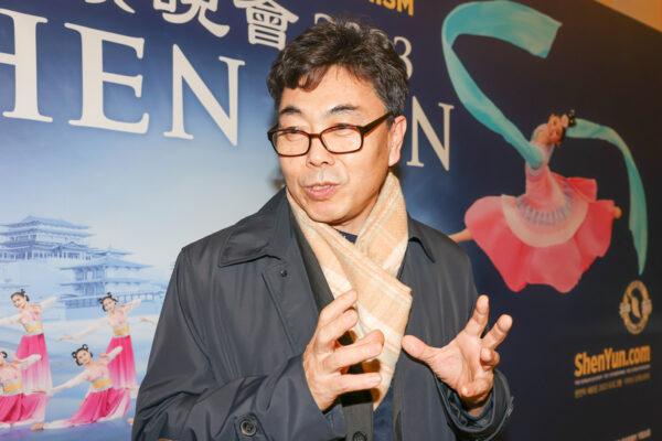 Mr. Lee Jin-woo, the president of an international ambulance agency, attends Shen Yun Performing Arts at the Sohyang Theatre in Busan, South Korea, on Feb. 3, 2023. (Kim Guk-hwan/The Epoch Times)