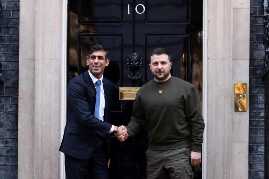 Zelenskyy Makes Surprise Trip to UK, France to Ask for More Weapons, Fighter Jets