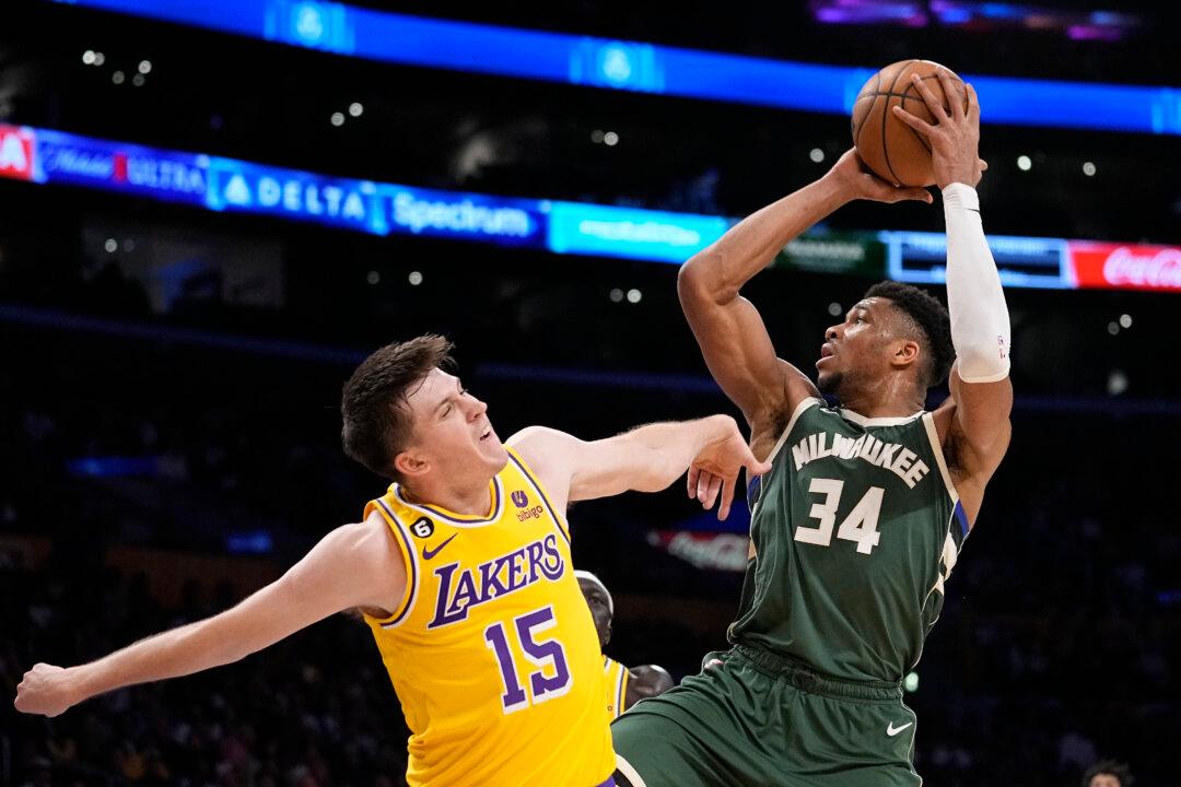 Bucks Win 9th Straight, Hold Off Lebron-Less Lakers 115–106