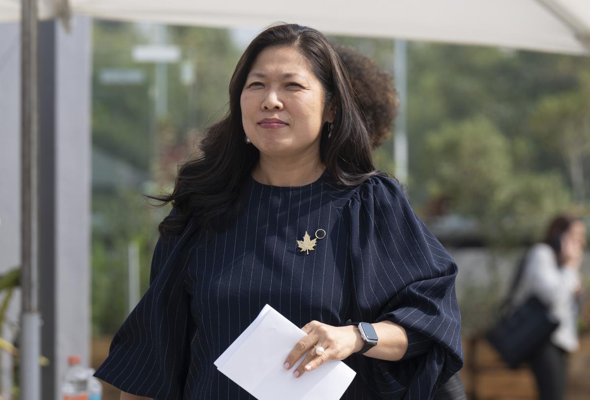 Trade Minister Signs Pledge to Never Again Award Sole-Sourced Contract to Friend