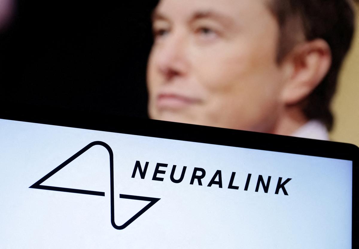 Musk’s Neuralink Implants First Brain Chip in Human