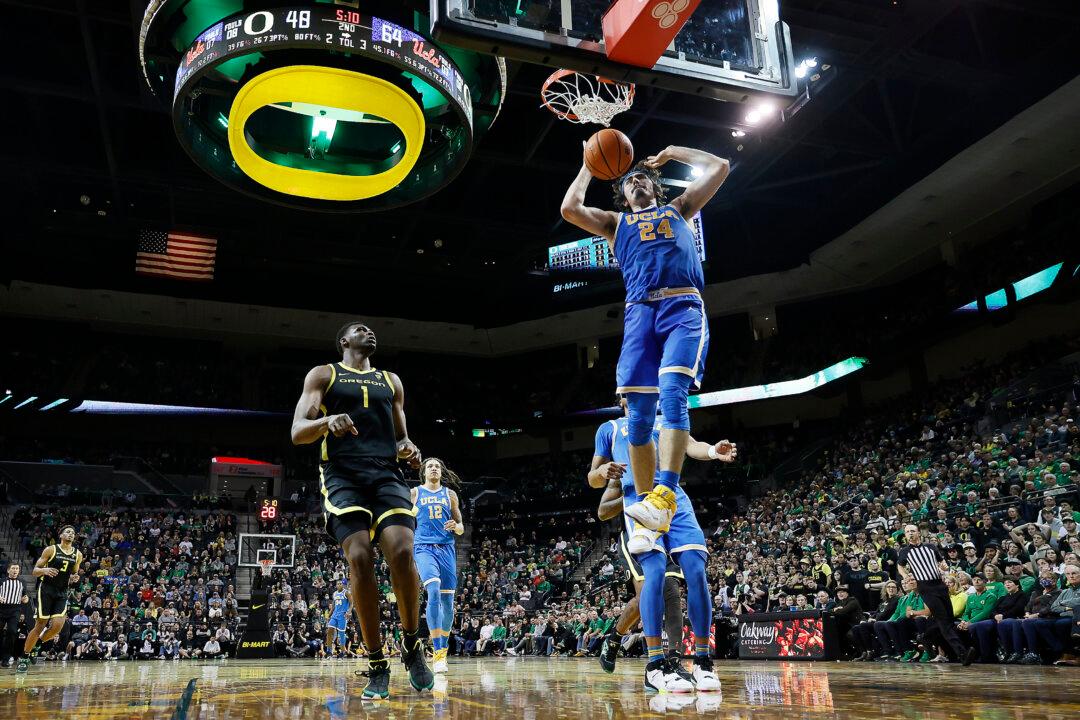 No. 7 UCLA Extends Pac-12 Lead With Win at Oregon