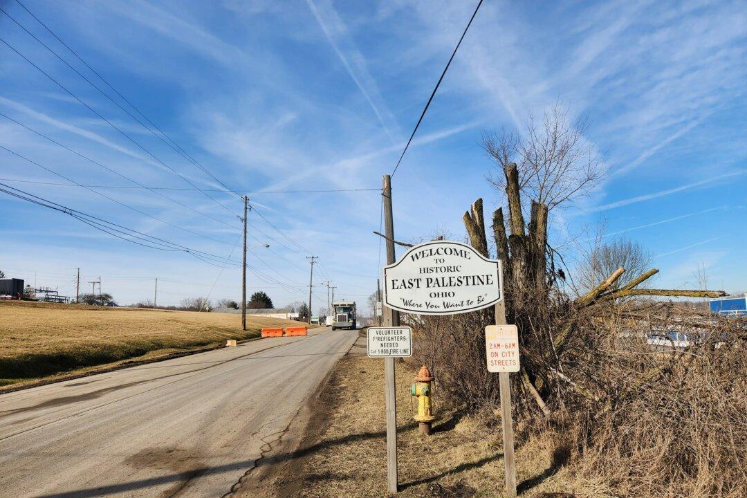 Norfolk Southern CEO Visits Site of Ohio Toxic Train Crash