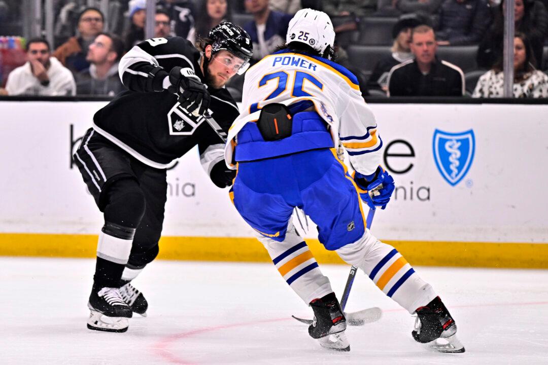 Kempe Scores for 3rd Straight Game, Kings Beat Sabres 5–2