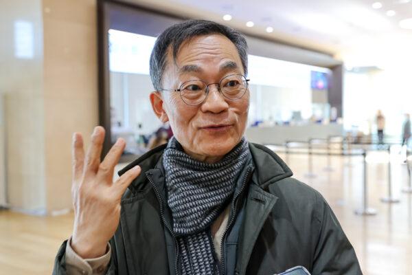 Mr. Kim Young-soo, the electronic engineering professor at Kyung Hee University, attends Shen Yun Performing Arts at the National Theater of Korea in Seoul, South Korea, on Feb. 15, 2023. (Kim Guk-hwan/The Epoch Times)