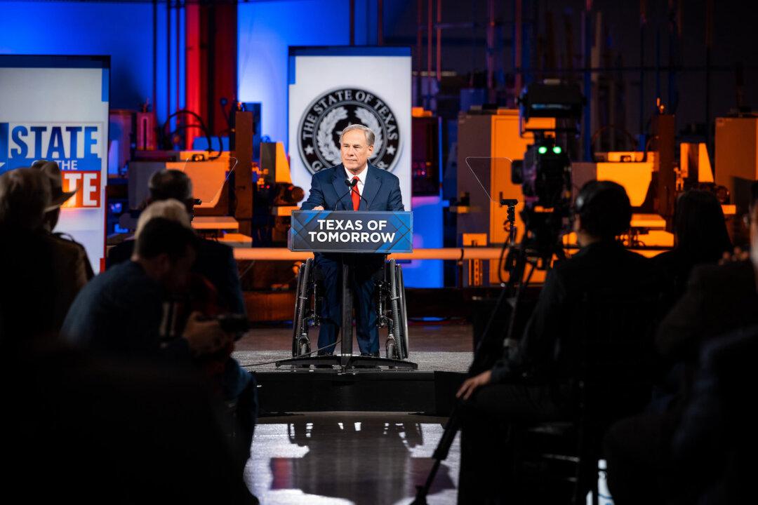 Texas Governor Signs Law Giving Police Power to Arrest Illegal Immigrants