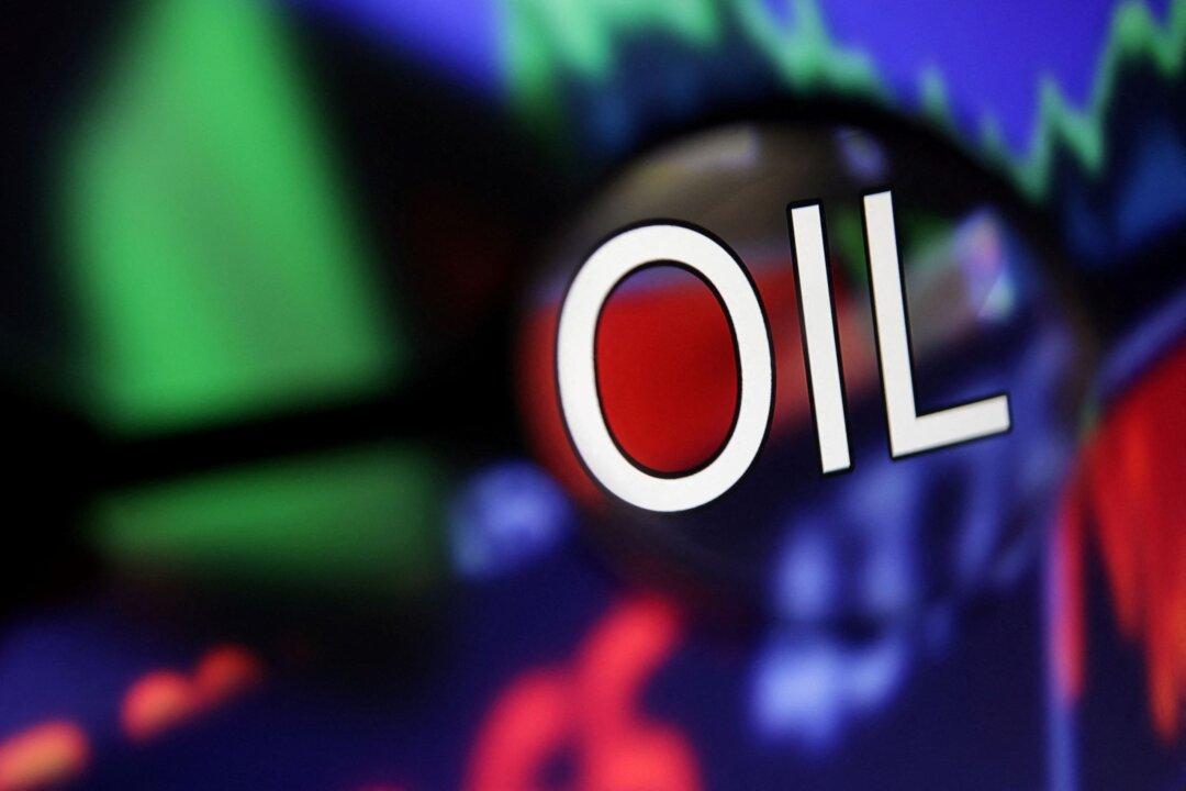 Oil Heads for Weekly Loss on Rate Hike Worries, Ample Supply