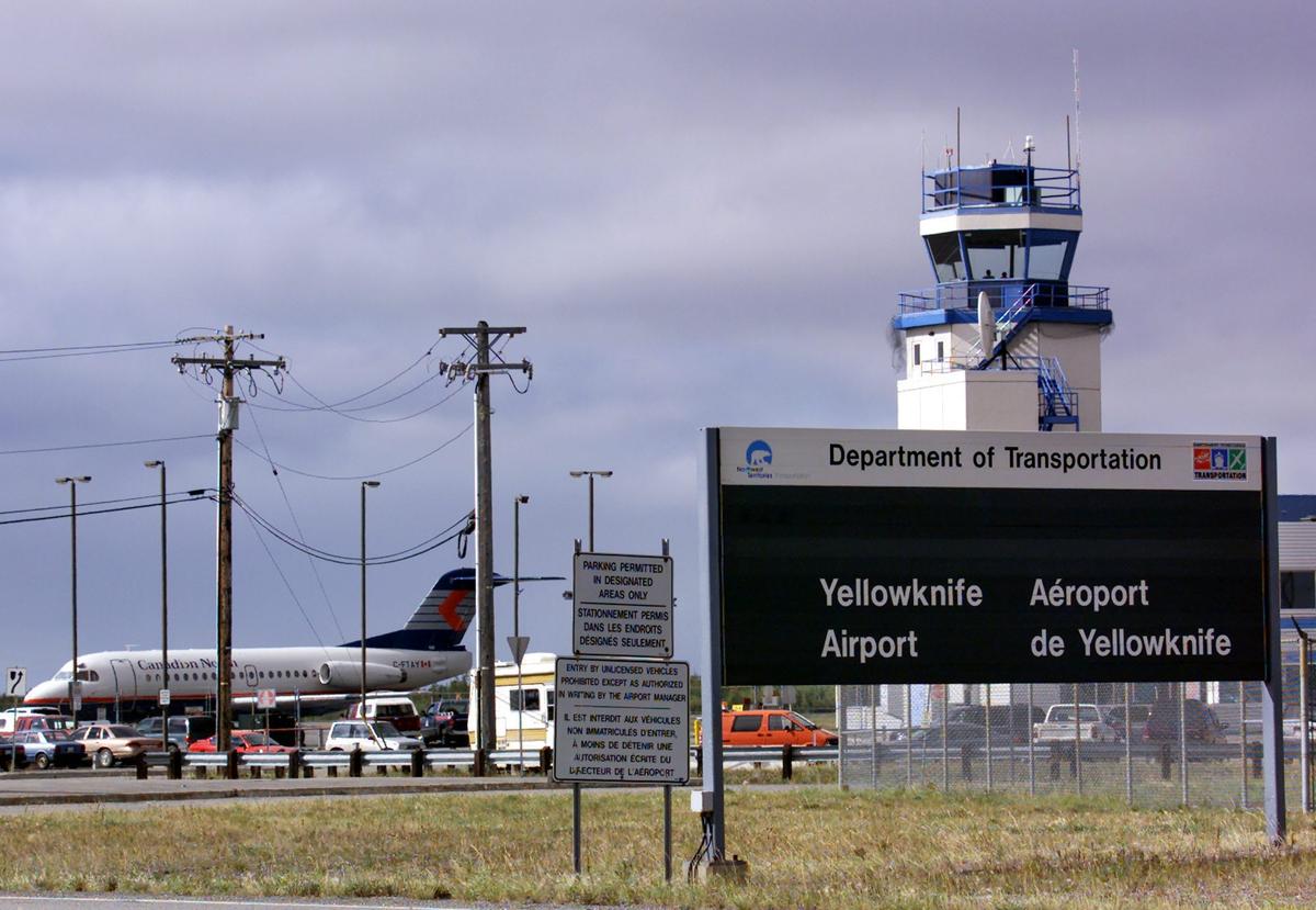 Flight Crew Reports Sighting of Unknown White Lights Over Yellowknife