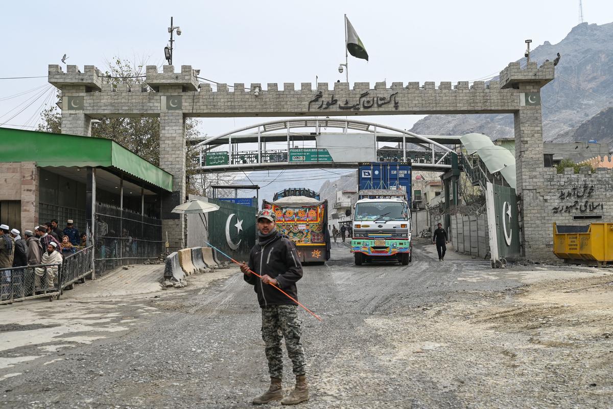 Main Afghan-Pakistani Border Crossing Closed, Residents Report Gunfire