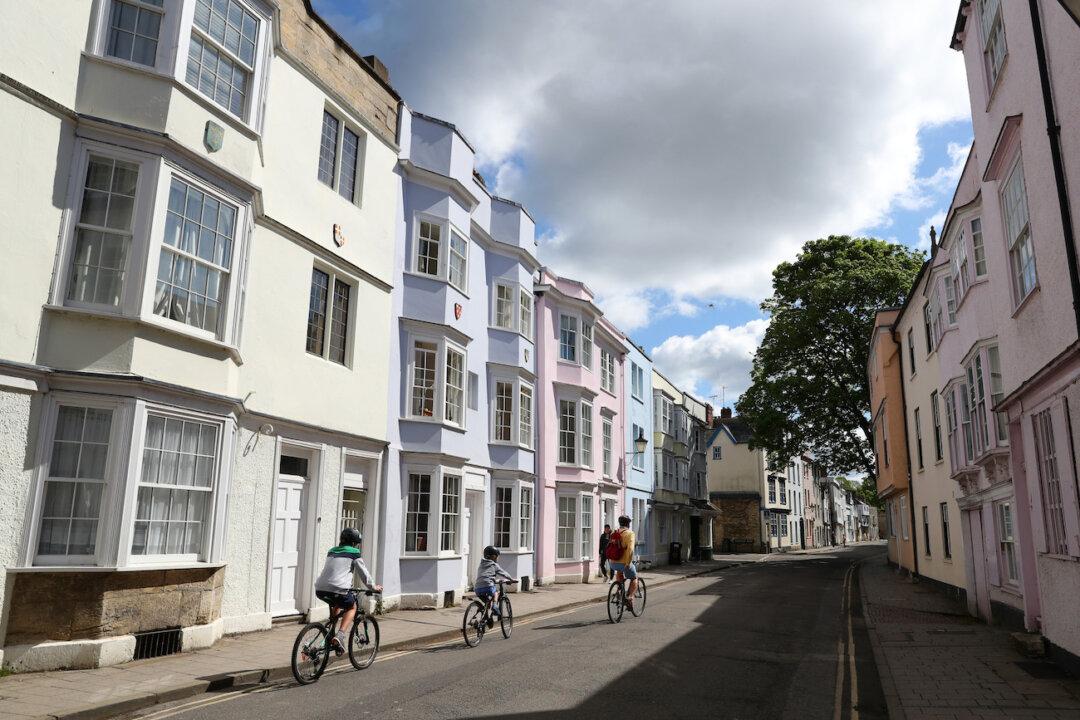 5 Arrested After Large-Scale Protest Against 15-Minute Cities in Oxford, England