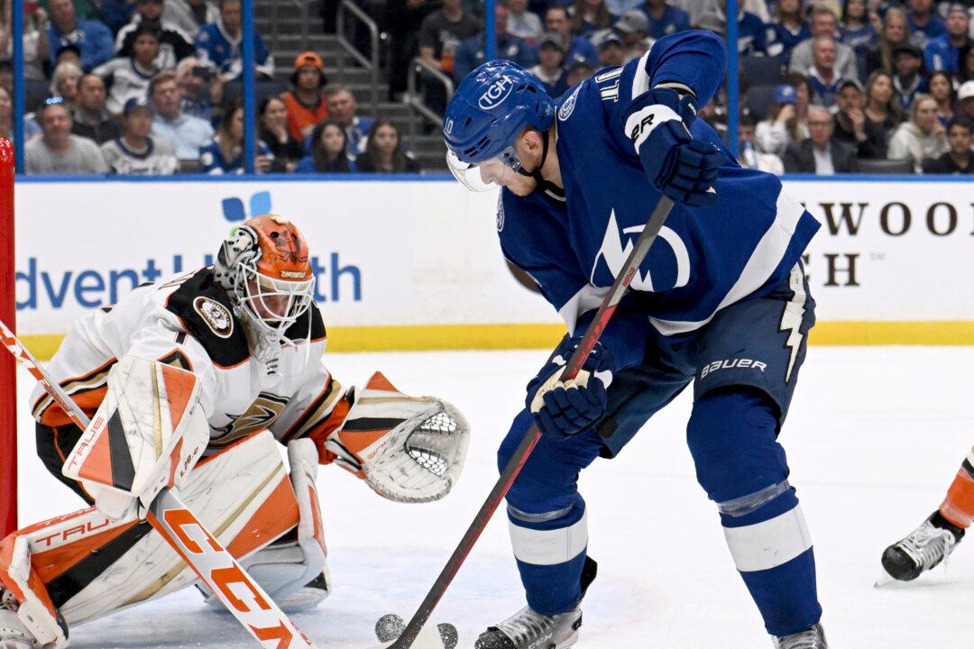 Lightning Score 4 in 2nd Period; Ducks Lose 6th Straight