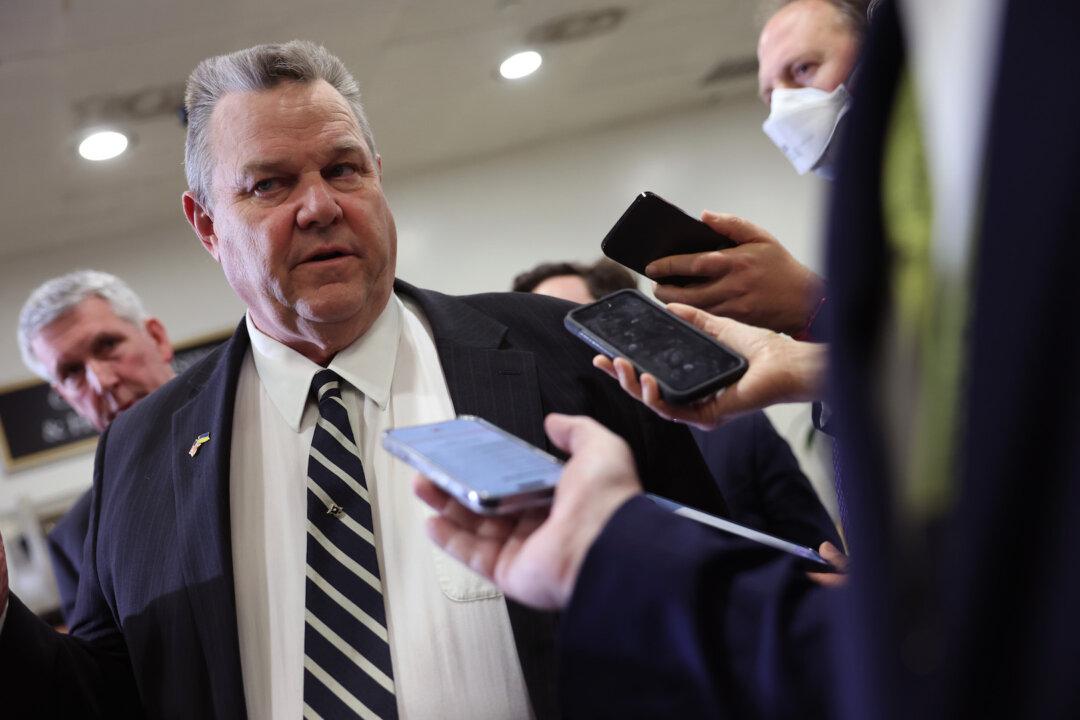 Tester to Join Manchin to Overturn Biden ESG Investment Rule, Ensuring Bill Goes to President’s Desk
