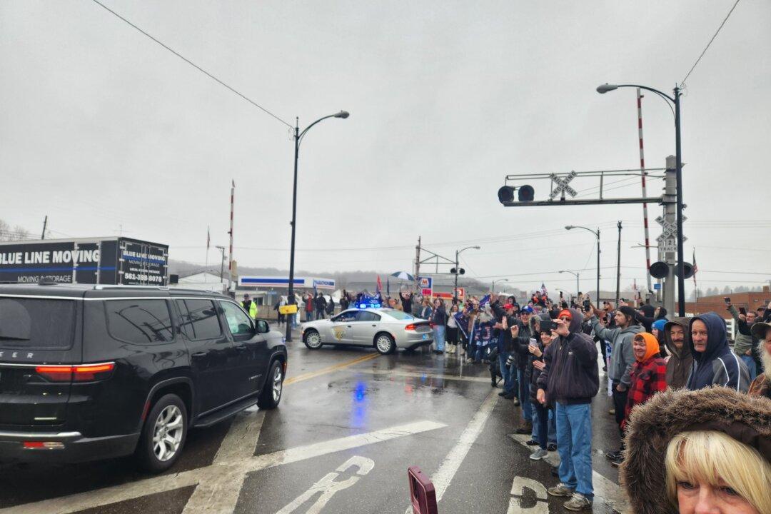 Ohio Residents Applaud Trump, Chastise Biden Administration in Toxic Train Derailment Village
