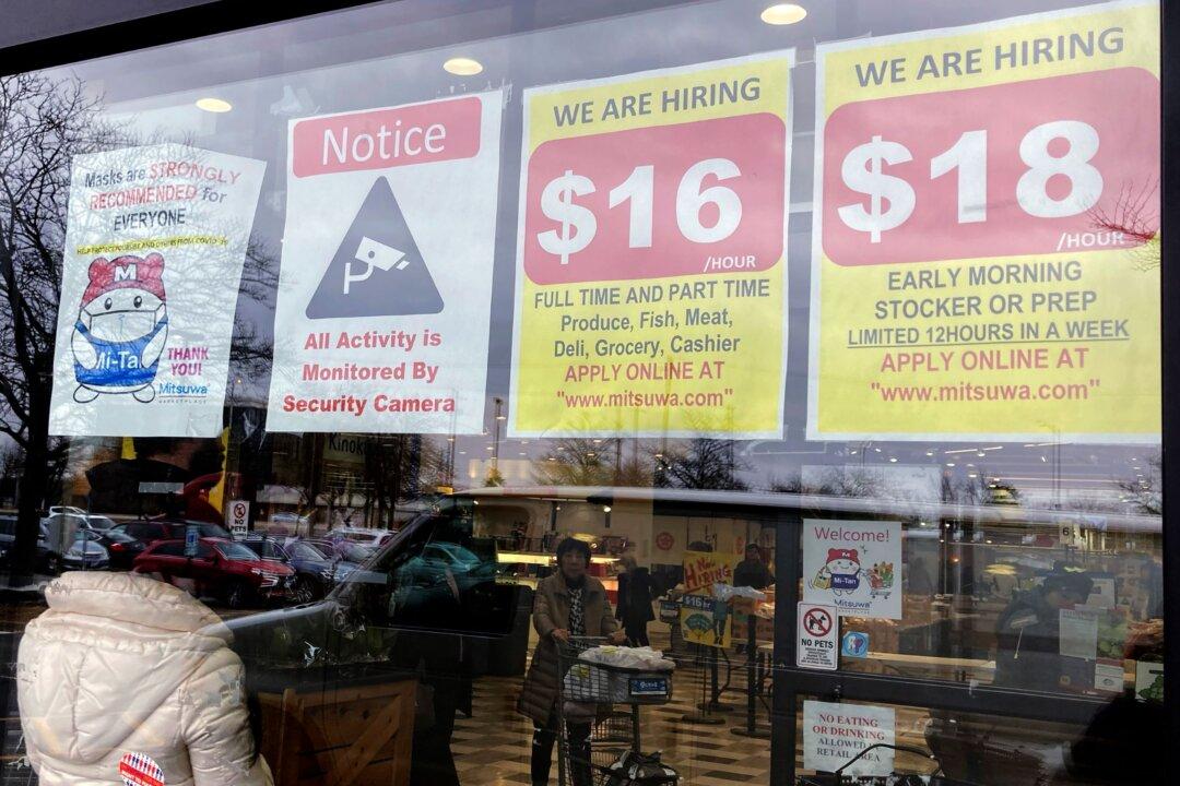 US Applications for Jobless Benefits Fall Again Last Week