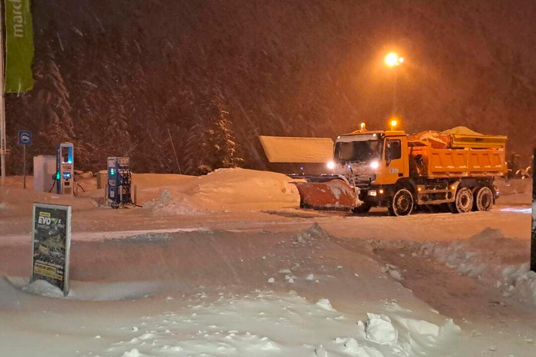 Hundreds Blocked on Croatia Roads as Snowstorm Spurs Chaos