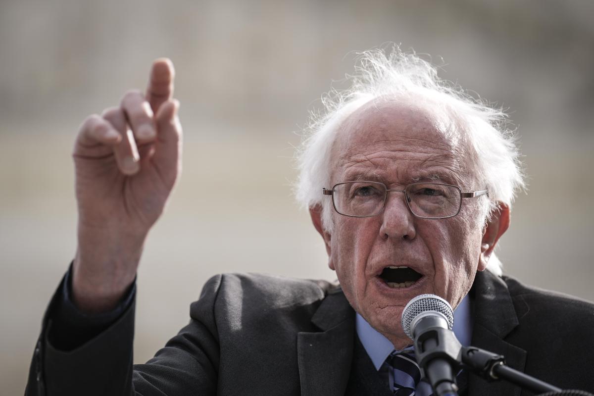 Bernie Sanders Backs President Biden in New Hampshire Appearance
