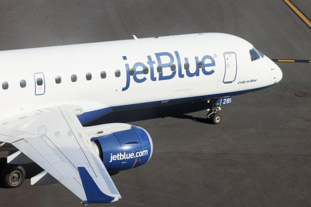 JetBlue Pilot Landing in Boston Averts Potential Collision